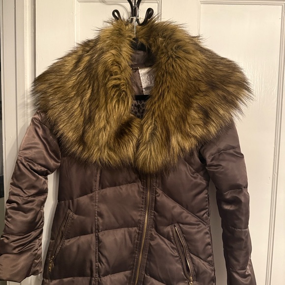 Jennifer Lopez puffer coat with detachable fur collar - Picture 9 of 10